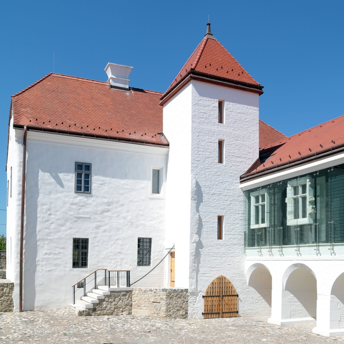 A korábban szinte ismeretlen középkori vár felújítása Szászváron Albert János, dr. Szabó Éva és Mersits Ildikó tervei alapján az elmúlt évek fontos, a hagyományos iskolát folytató műemléki beruházásai közé tartozik.