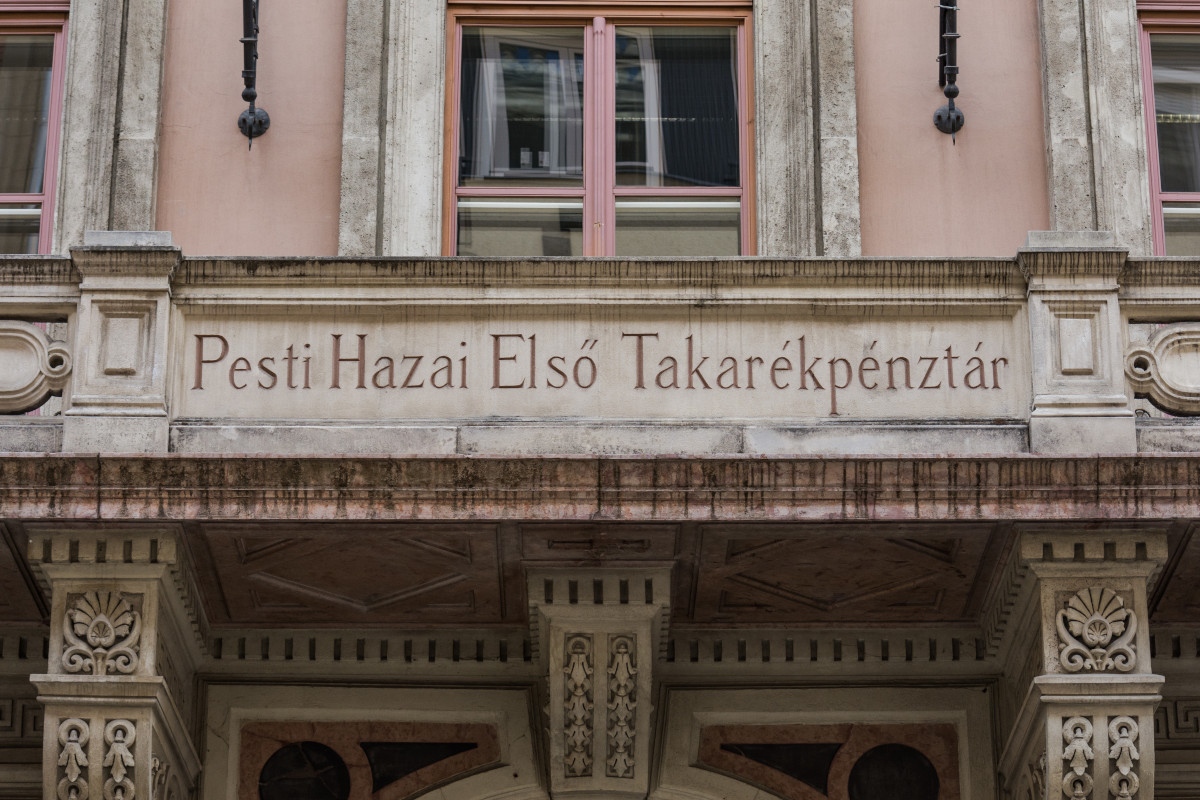 Az eredeti felirat a Károlyi utcai főbejárat fölött (Fotó: Kis Ádám – Lechner Tudásközpont)