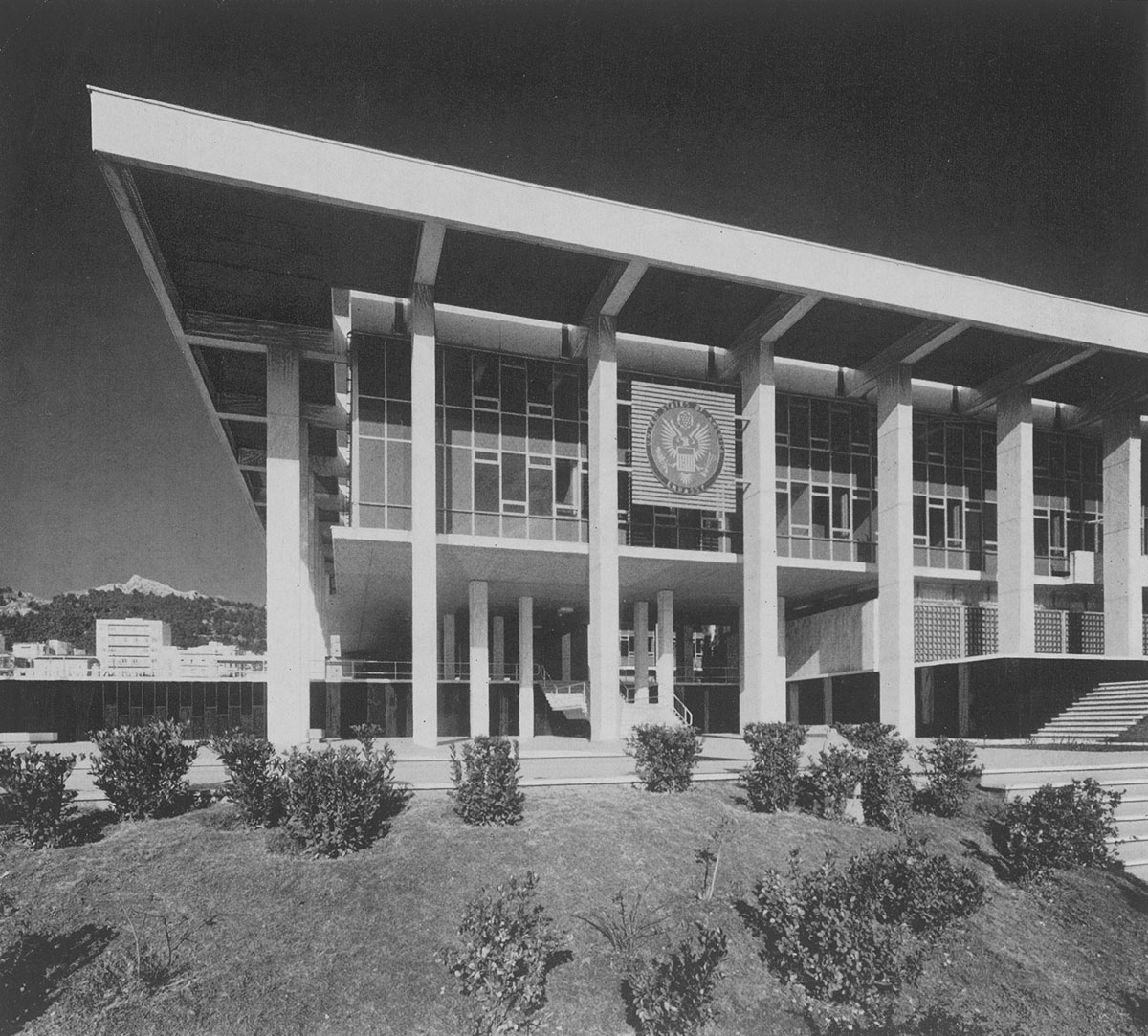 Az USA követségi épülete, Athén (1956) (Kép forrása: Preisich Gábor: Walter Gropius)
