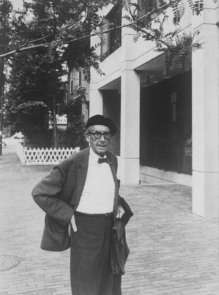 Walter Gropius a TAC irodája előtt, Cambridge, USA