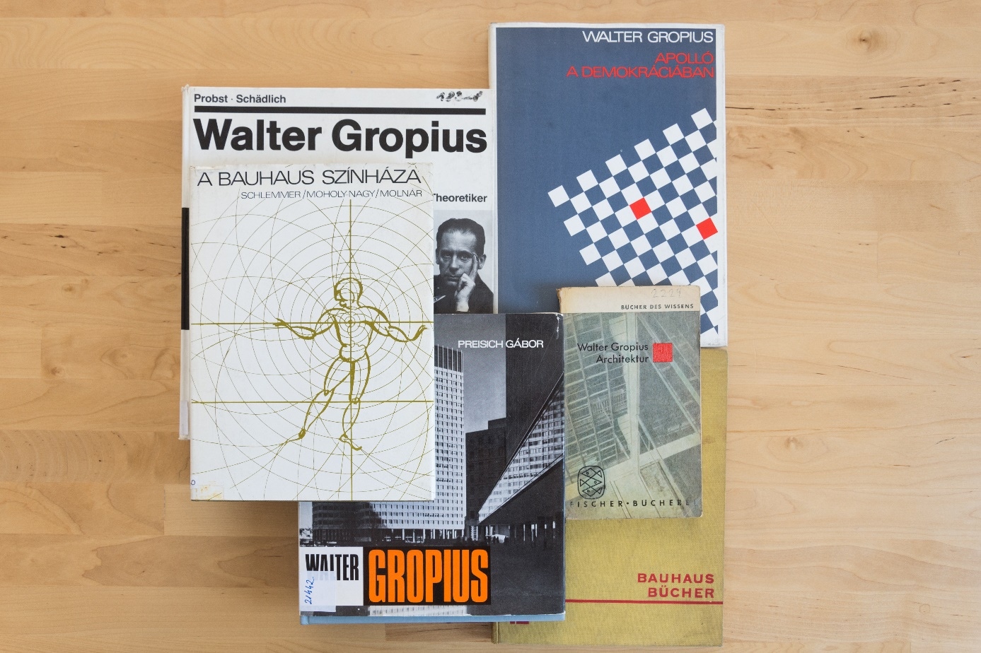Könyvek Gropiusról és Gropiustól a Lechner Tudásközpont szakkönyvtárában (Fotó: Kis Ádám – Lechner Tudásközpont)