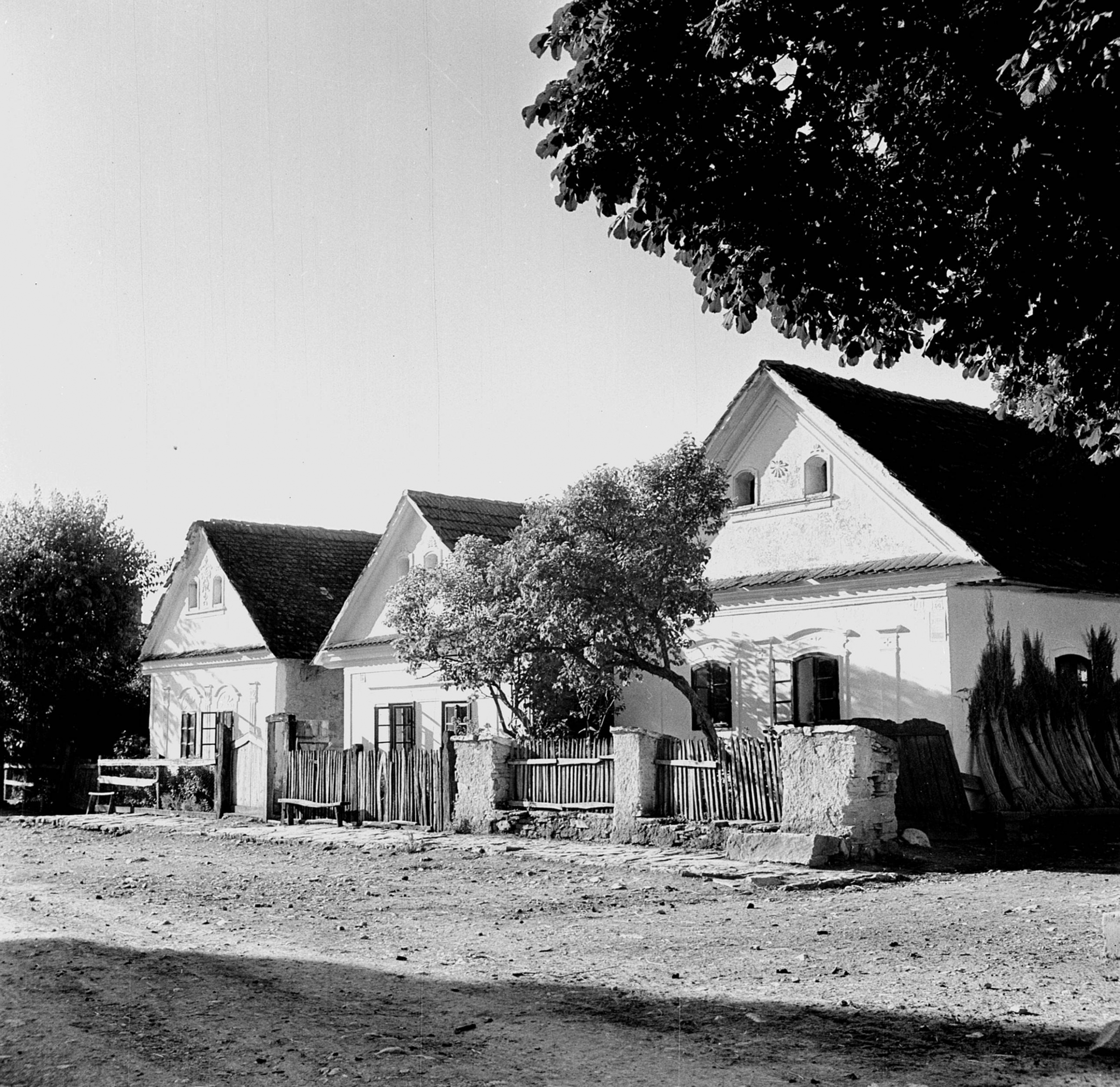 Perkupa, Bodva-völgyi lakóházak utcaképe, 1954 körül. Fotó: Szabadtéri Néprajzi Múzeum.