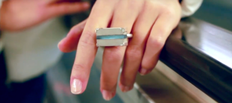 A lány, aki gyűrűt tervezett a 4-es metró megállóihoz