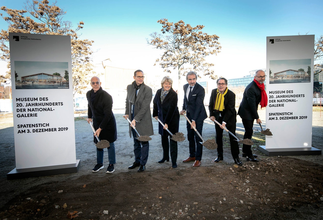 Leteszik az új épület alapkövét - Fotó: Herzog & de Meuron, Facebook