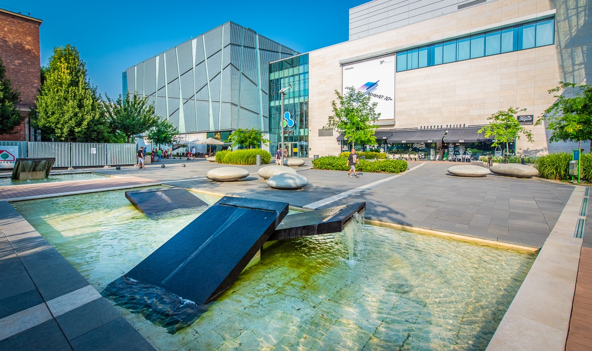 Az Allee bejárata a Fehérvári út felől