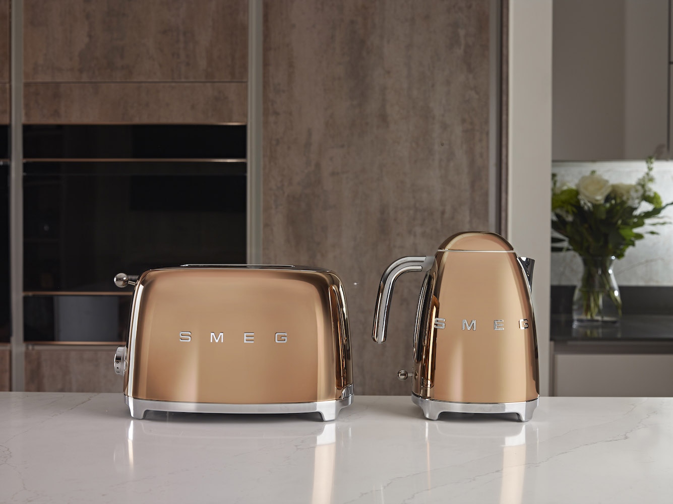 A design legalább akkora hangsúlyt kap a SMEG kisgépeknél, mint a csúcsminőség. Rosegold színben a SMEG konyhai gépek elegáns külsőt öltenek, bármely minőségi konyhában megállják a helyüket