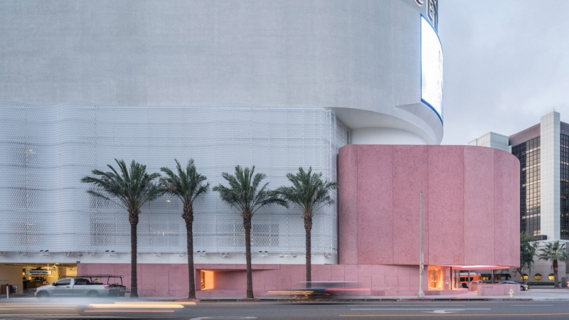 Rózsaszínbe zárt brutalizmus, avagy a pink esete a beton ruhaüzlettel
