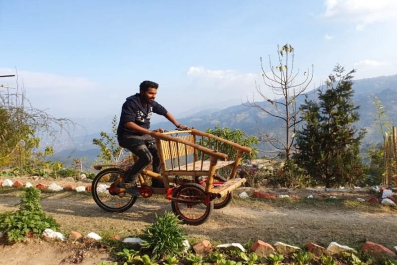 Bambuszból készült elektromos tuk-tukkal szállíthatják a turistákat Katmanduban 