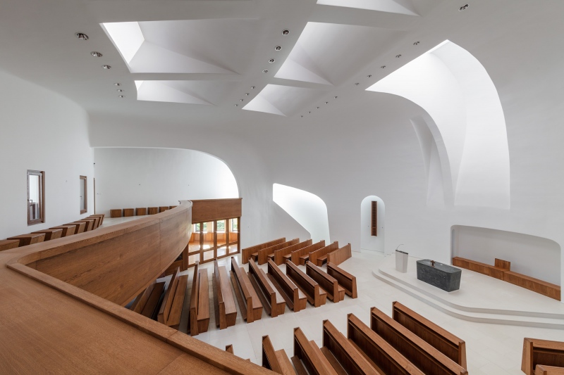 A Gutowski Robert tervezte pátyi templom és Horváth Zsuzsanna Illan lámpája is felkerült a Dezeen Awards 2020 shortlistjére