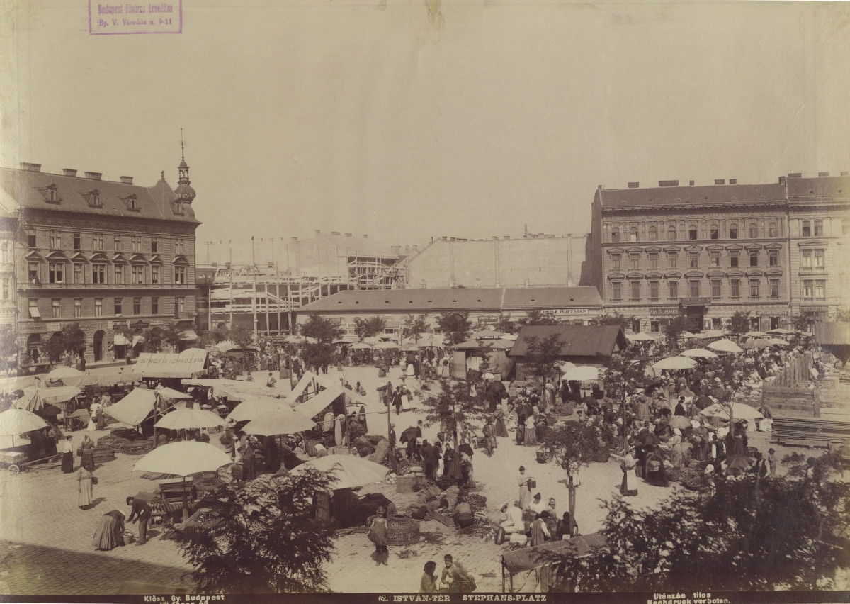 Piac a Klauzál (István) téren, a háttérben már zajlik a vásárcsarnok építése (Fotó: Fortepan / Budapest Főváros Levéltára)