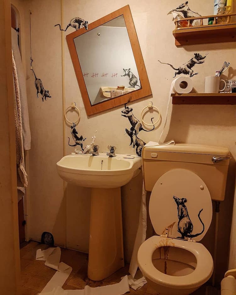 Banksy installációvá alakította a fürdőszobáját