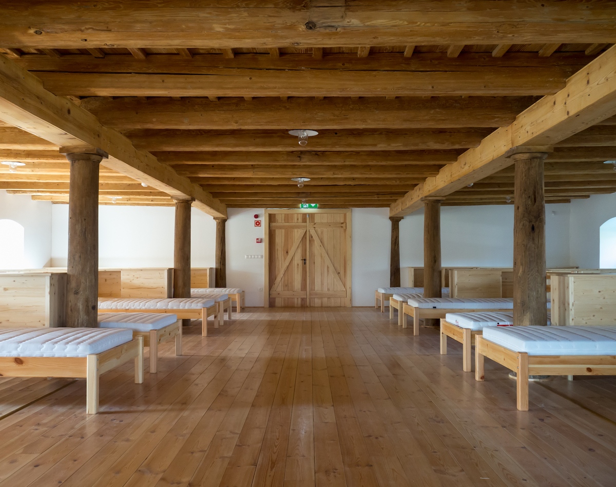 A dór faoszlopok középkorias, szinte kolostori hangulatú pihenőteret kínálnak a zarándokok számára