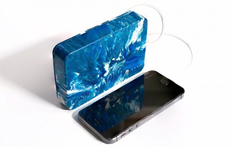 Hulladékból készített mobiltöltőt egy designcég
