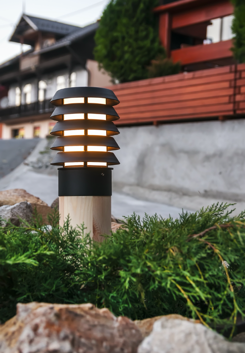Skandináv design kültéren: Norys Alta állólámpa – Forgalmazó: Elter Világítás