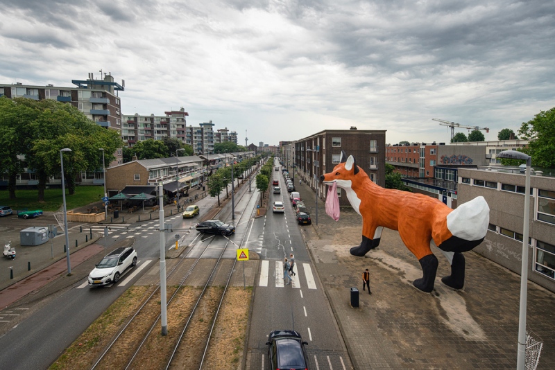 Rotterdam új jelképe a bevásárolni induló róka