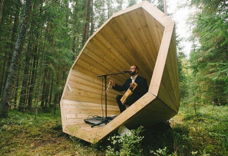 Egy megafonban üldögélve élvezheted az erdő hangjait Észtországban