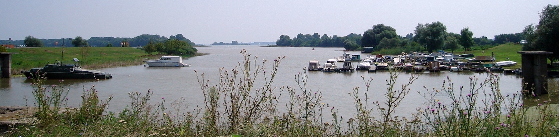Csónakkikötő a Tisza-tavon - Forrás: Tambo, Wikipedia Commons CC BY-SA 3.0