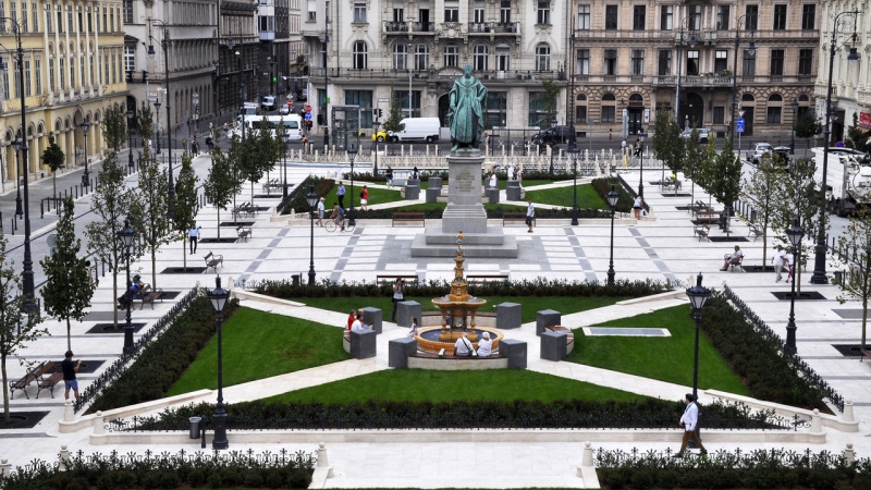 Kizöldül a József Nádor tér buszmegállója