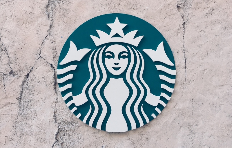 Szívószálmentes fedőt hoz Magyarországra a Starbucks