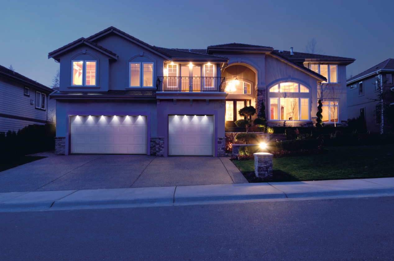 A garázskapukhoz LED világítás is rendelhető, ami harmonikus összhangot alkot más fényforrásokkal, így hangulatossá teszi a ház esti látványát. A világítás vezérlése kapumozgató távirányítóval, külön időkapcsolóval vagy mozgásérzékelővel történhet