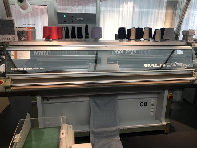 A H&M stockholmi üzletében mindenki megnézheti, hogyan kötnek használt pulóverből újat