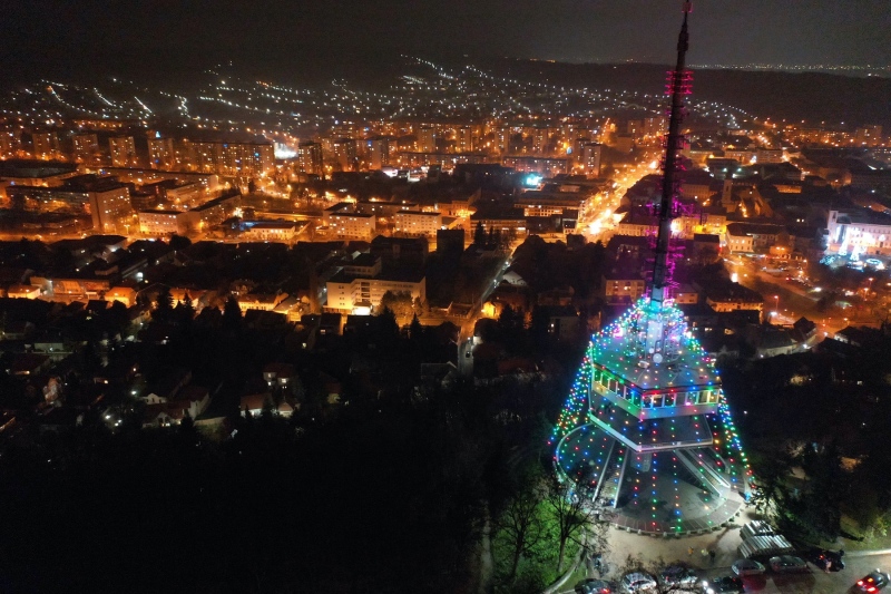 Meglepő helyen bukkant fel az ország legnagyobb karácsonyfája