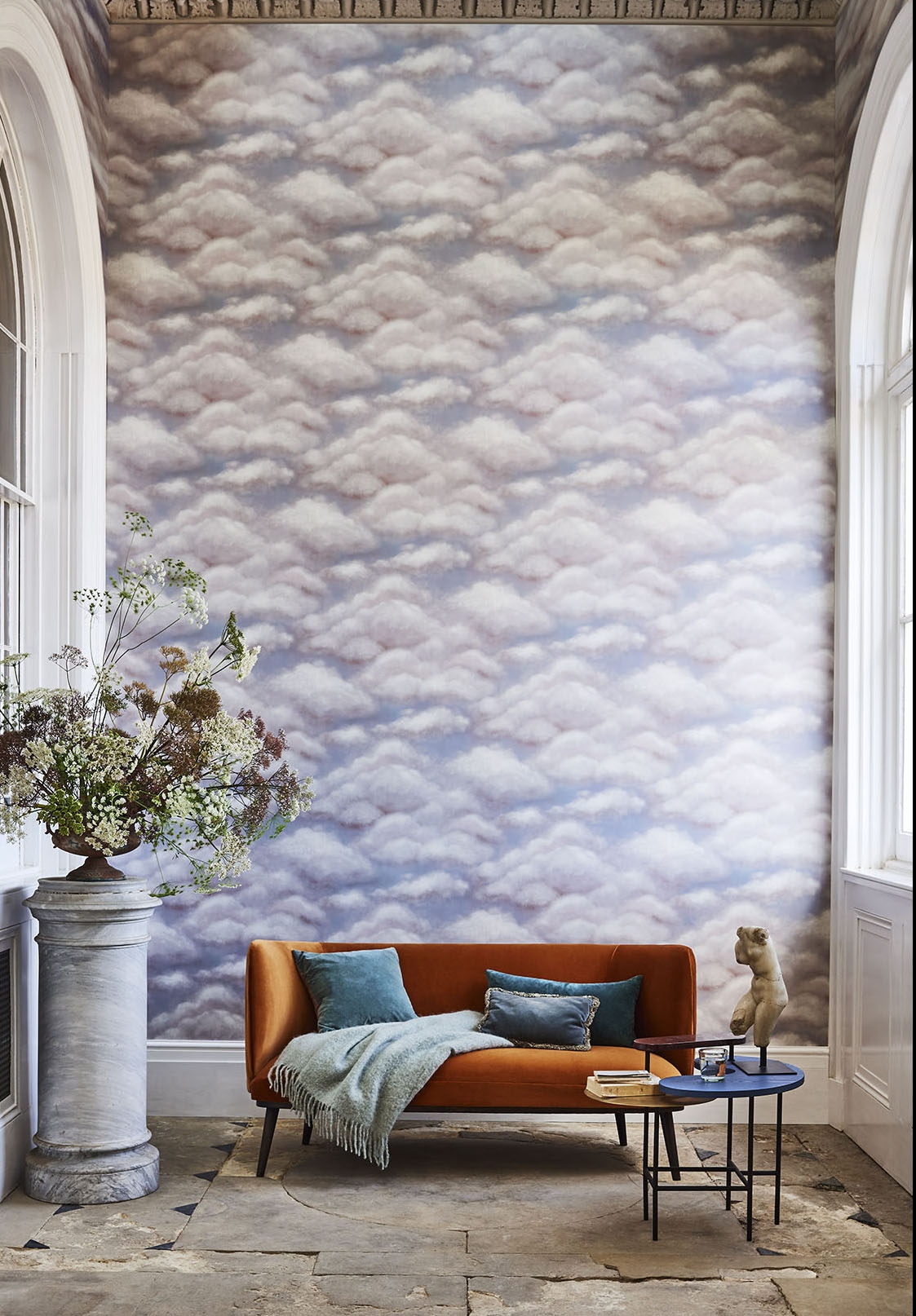 A Fresco Sky-t a Hampton Court palota királyi lépcsőházának freskói inspirálták. Könnyed, légies, és annak ellenére, hogy eredetije több száz éves, igazi mai darab.  