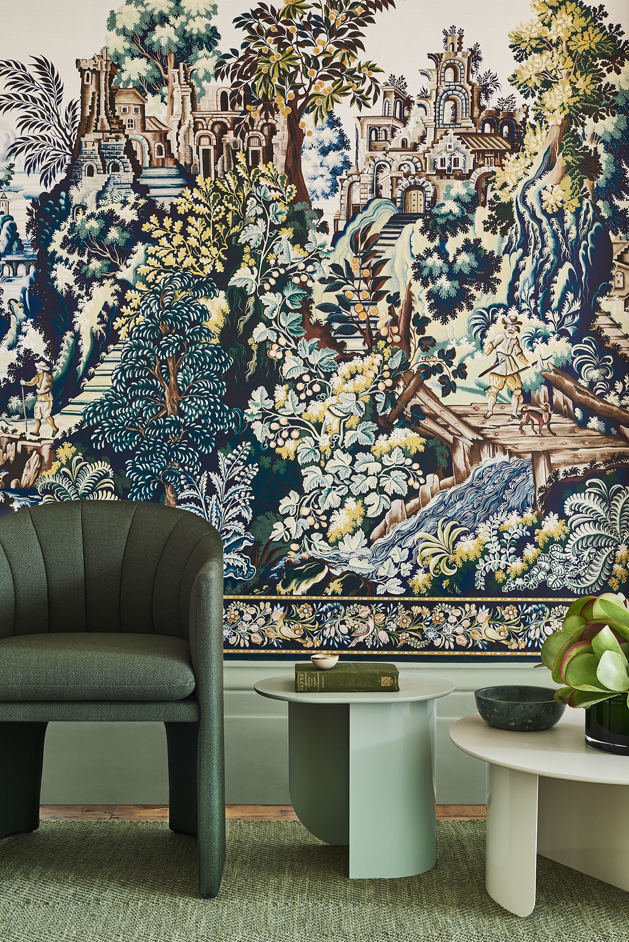 A Verdure Tapestry megalkotását egy 17. századi falikárpit ihlette, mely ma is megtekinthető a Kensington Palotában. A részletgazdag, csodás színekben pompázó minta a kollekció legkülönlegesebb eleme, mely panelként és egyedi, selyem falikárpit változatban is elérhető.  