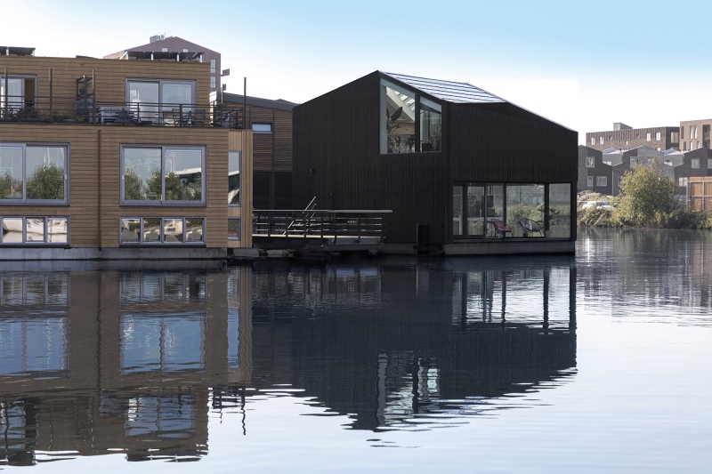 Energiahatékony úszó-lakóközösség Amszterdamban