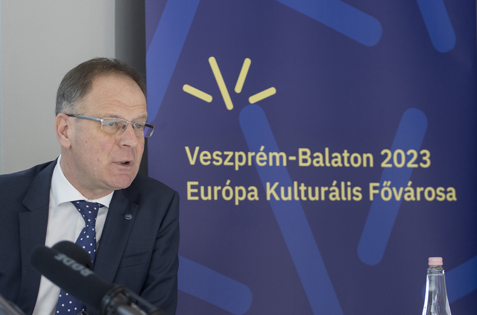 Navracsics Tibor a sajtótájékoztatón – Forrás: Veszrpém-Balaton 2023