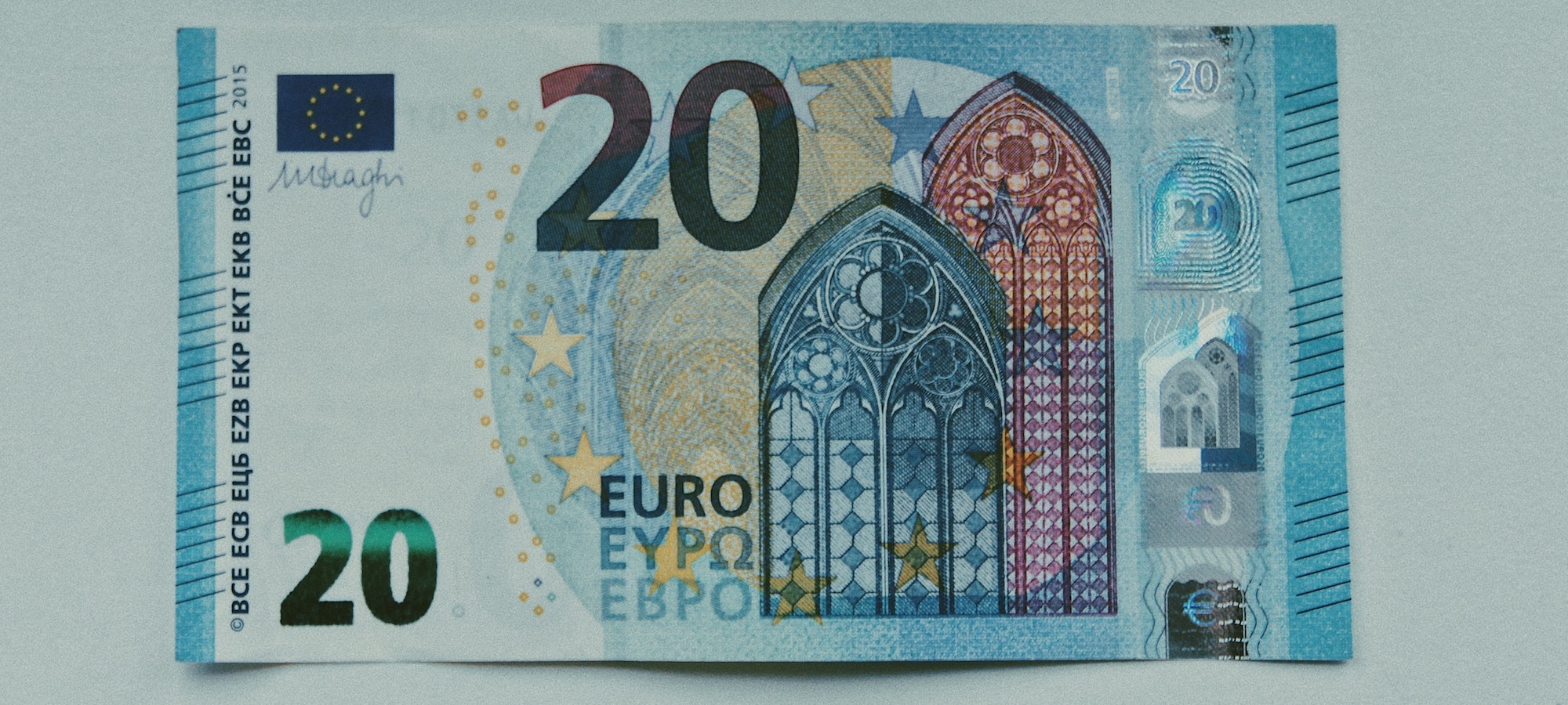 Gótikus stílusjegyek a 20 euróson, a túloldalon híd szerepel – Fotó: Lilzidesigns / Unsplash
