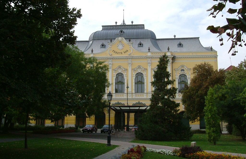 A város egyik nevezetessége, a Pártos Gyula tervezte Fekete Sas szálló – Fotó: Wiki Commons CC BY-SA 3.0