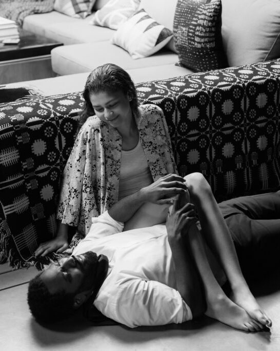 A rideg fekete-fehér színvilágot karakteres mintákkal és textúrákkal lágyíotta a díszlettervező. Fotó: NETFLIX