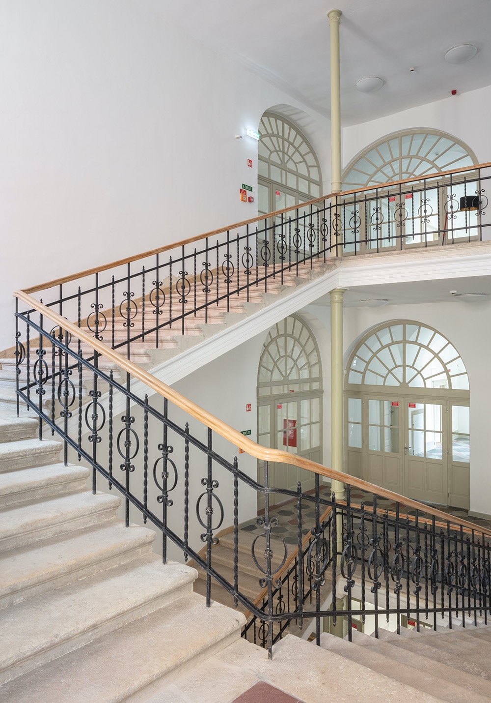 Az épületet többször bővítették, László Ágoston a 20. század elején elegáns, reprezentatív lépcsőházat tervezett az immár főgimnázium részére