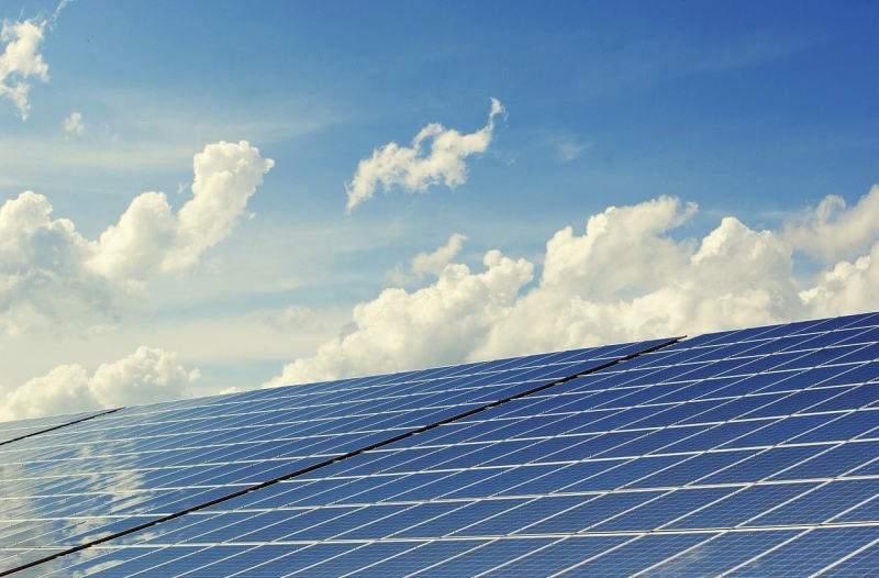 Az önerős napelemes beruházásoknál 2023 végéig marad a szaldó elszámolás