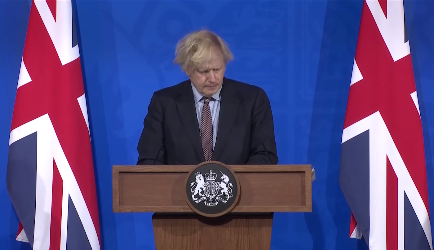Boris Johnson a hatalmas zászlókkal