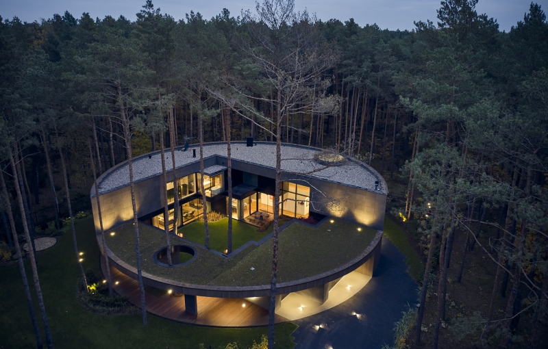 Farönk formájú ház az erdő mélyén