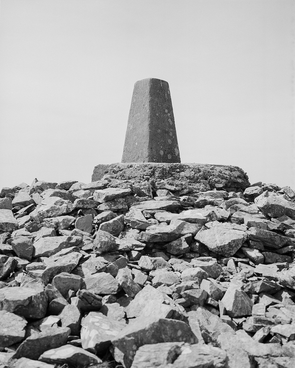 Mark McGuinness: Nő, felsőjén térképminta (Slowly Westward: A journey through a folded landscape [Lassan nyugat felé: Utazás egy hajtogatott tájon keresztül] című sorozat), Írország, 2019