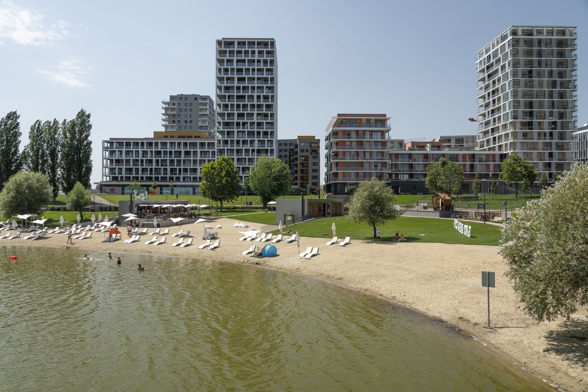 A BudaPart, előtérben a nemrég átadott SHO Beach-csel – Fotó: Molnár József