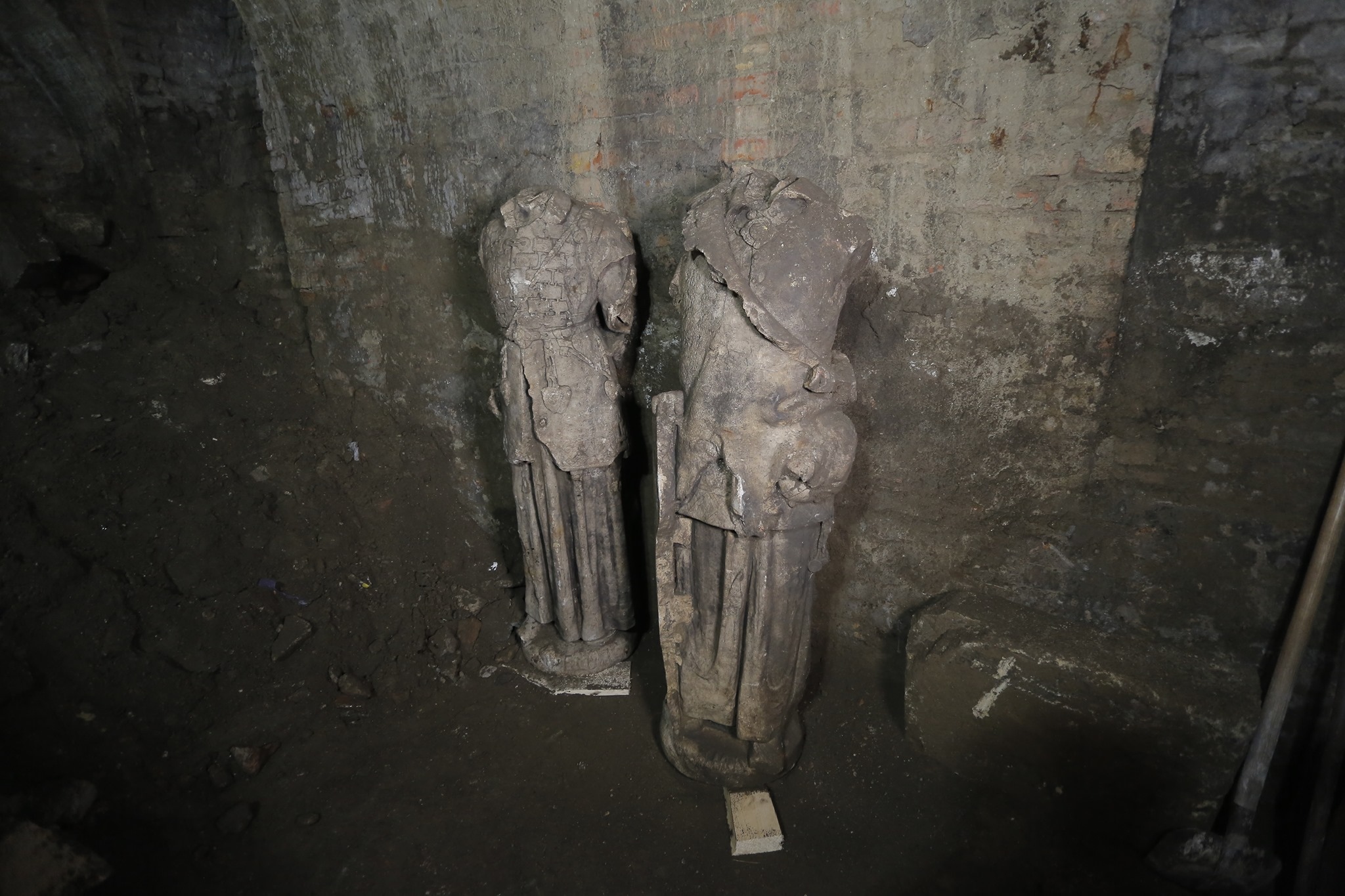 Az Álmos és Előd vezért ábrázoló szobrok a telek alatti pincéből kerültek elő