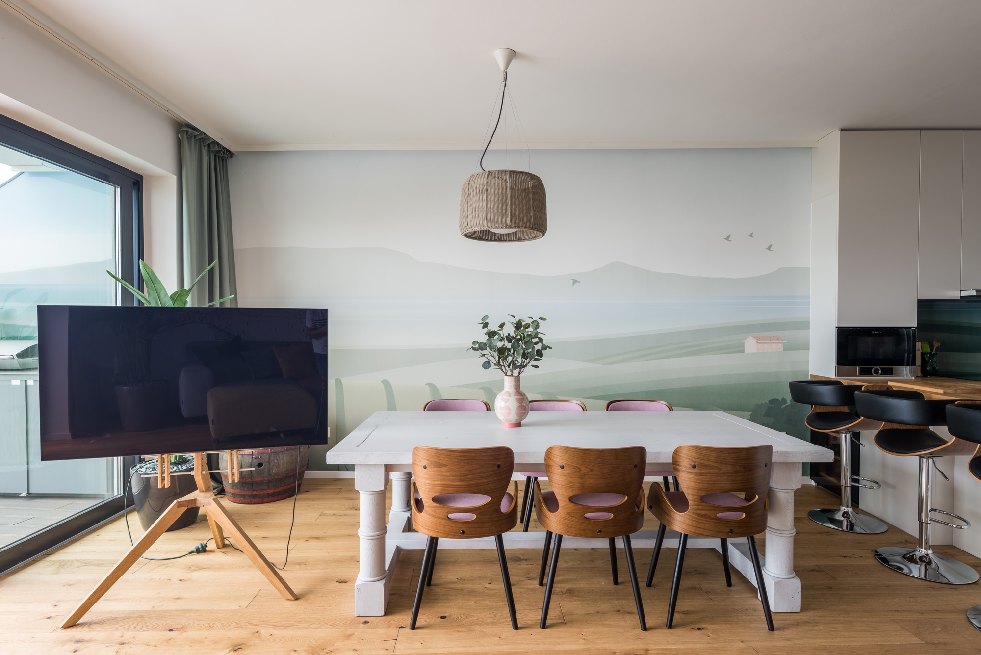 Szintén Béres Dóra tervezte és a Wall Concept kivitelezte, egyedi tapétát kapott a meglévő bútorokkal berendezett étkező, míg a beépített konyhabútor és konyhai gépek az újonnan átadott lakás tartozékai.