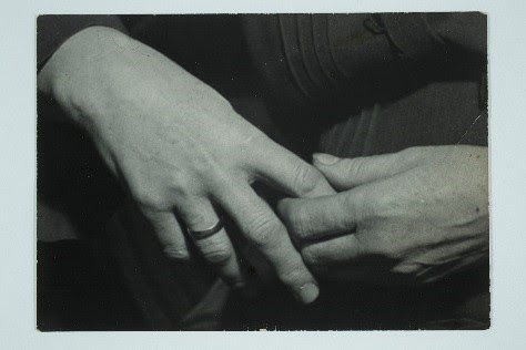 Anyám keze, 1919, André Kertész felvétele © Estate of André Kertész, Magyar Nemzeti Múzeum gyűjteménye