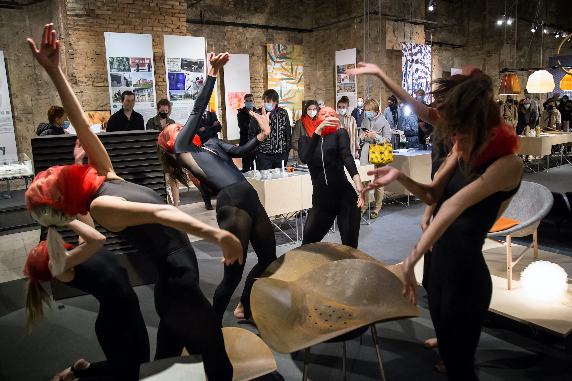 Táncosok az idei kiállítás megnyitóján - Fotó: Villányi Csaba