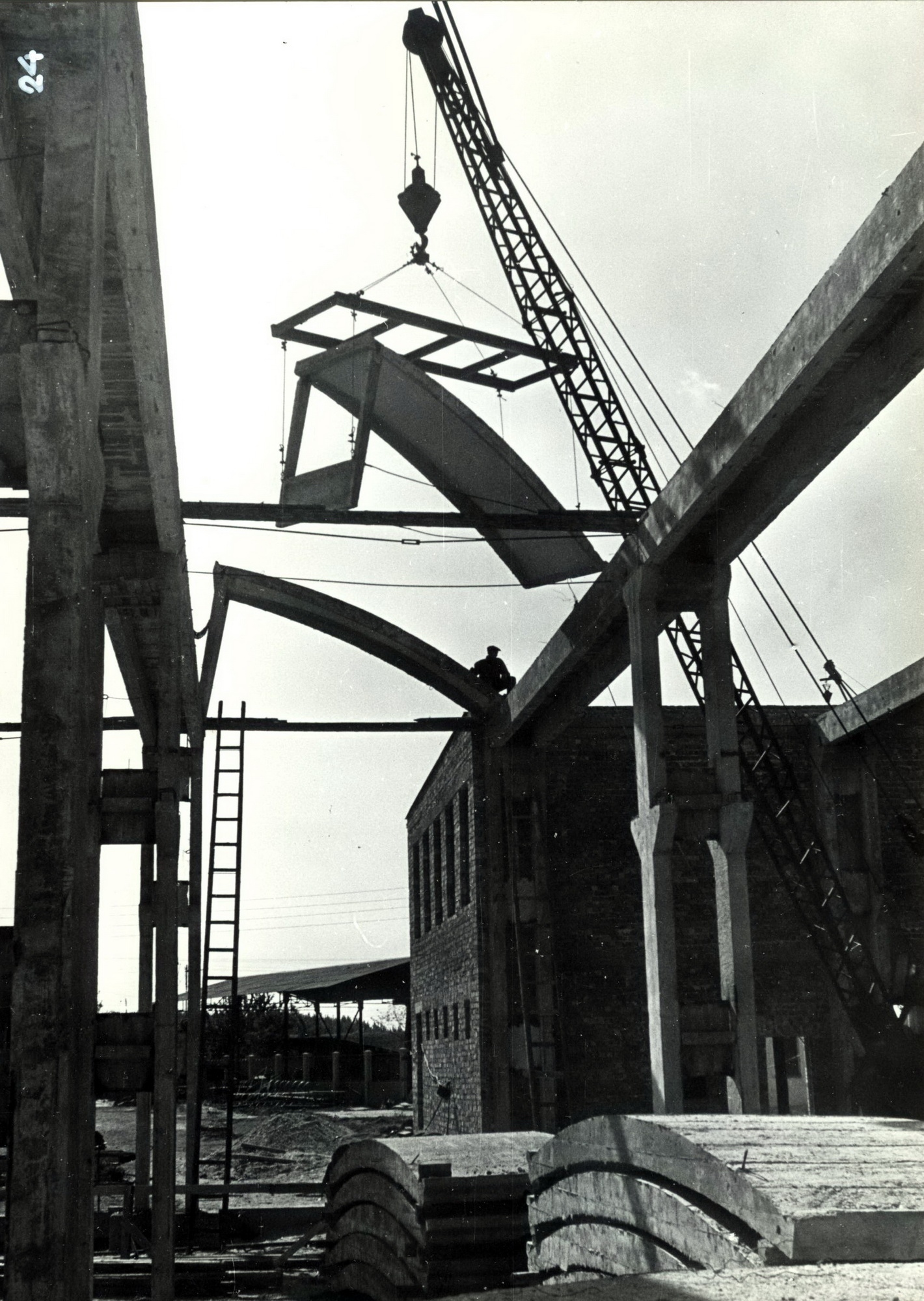 A győri Célgépgyári csarnok építése 1962 körül. (Győriterv kiadvány)