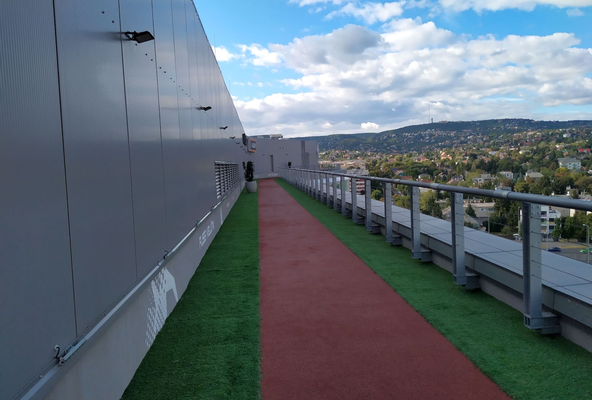 Futás helyett egyelőre a panoráma kedvéért látogathatunk a tetőteraszra – Fotó: Octogon