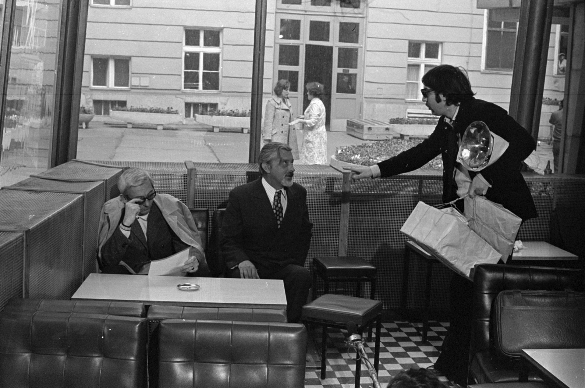 Nagy Tibor riporter, Mensáros László és Verebes István színművészek a Pagodában, 1974, fotó: Szalay Zoltán, 