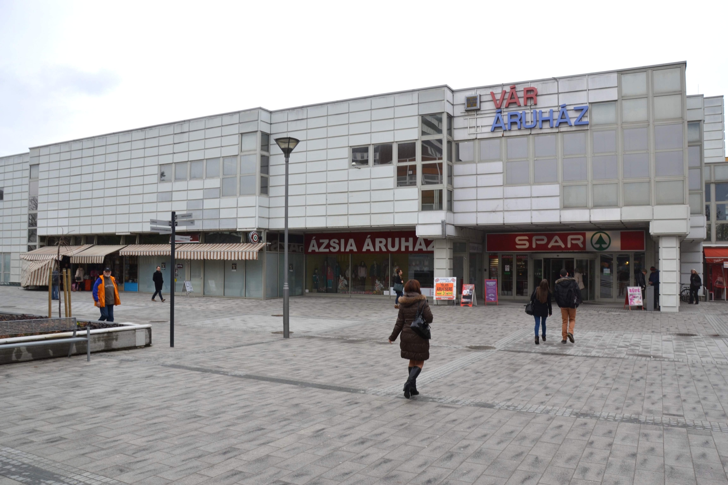 A veszprémi Vár Áruház a felújítás előtt, @ Kovács Dávid