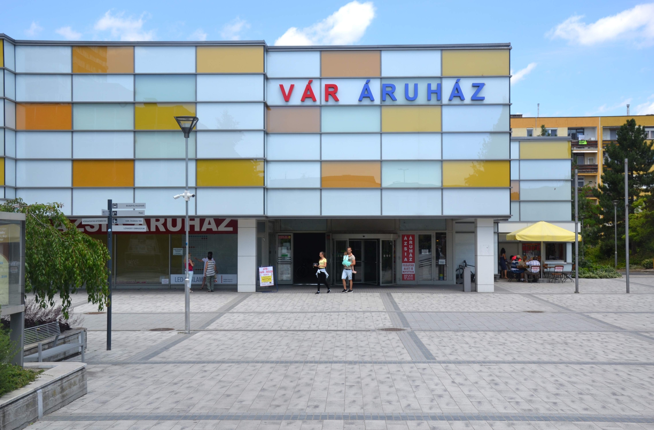 A veszprémi Vár Áruház a felújítás után, @ Kovács Dávid