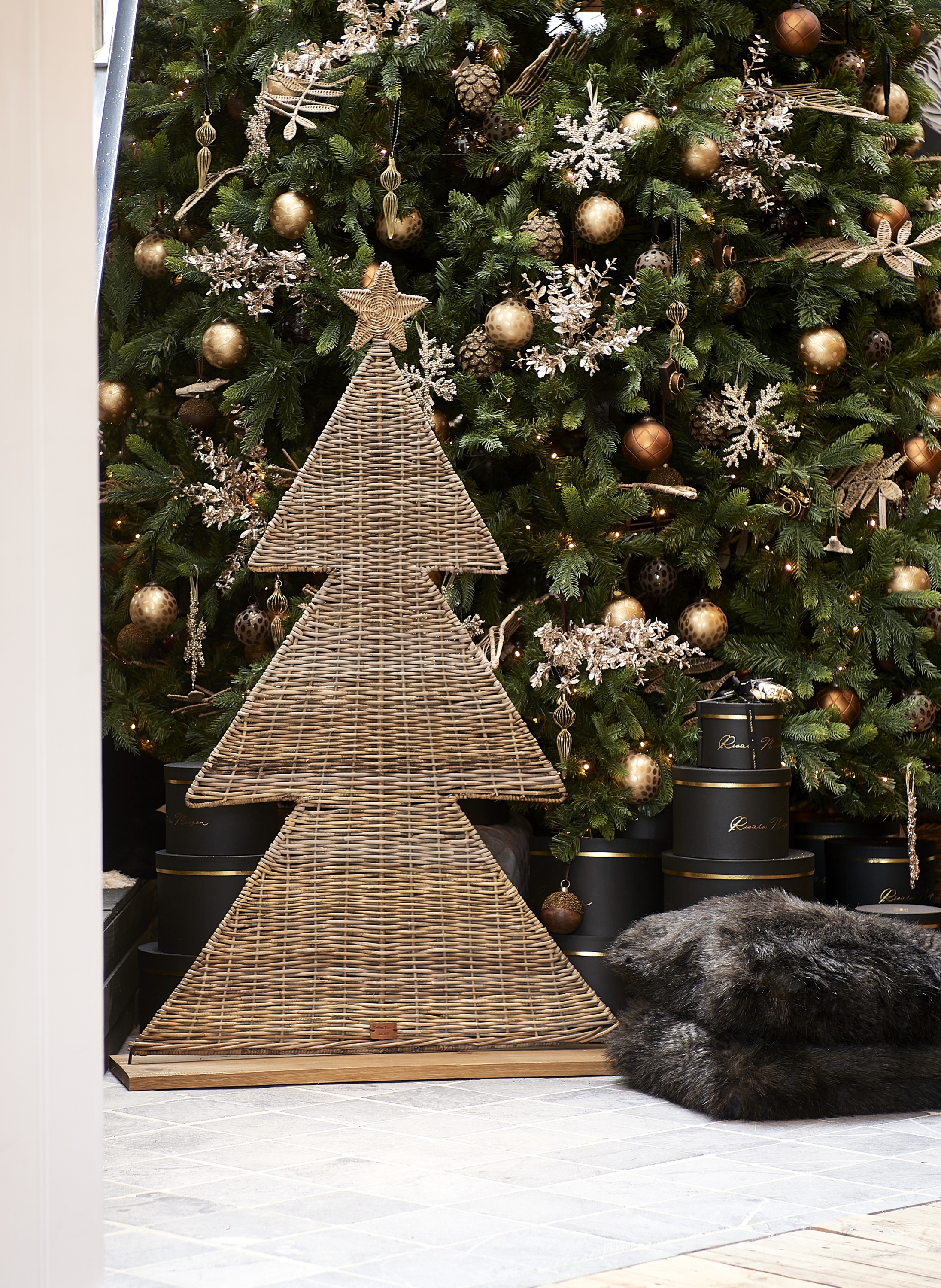 Sparkling Snowflake karácsonyfadísz, Rustic Rattan Christmas Tree rattan karácsonyfa dekoráció és Lowe Faux Fur párnahuzat