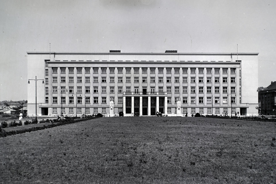 Zemsky-kormány központi épülete, Ungvár (Frantisek Krupka, 1937)